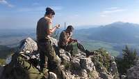 Zwei Soldaten bei Ihrer Rast und Funkmeldung