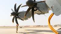 Ein Soldat überprüft die Rotorblätter
