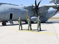 Die Crew des Überfluges Drei Soldaten stehen vor einem A400M.