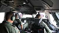Paris von oben 3 Piloten im Cockpit eines A400M