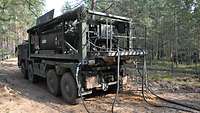 Ein Lkw mit einem Tank für Kraftstoff und Zapfanlage steht im Wald