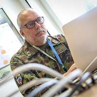 Ein Soldat an einem Rechner