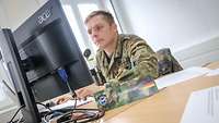 Ein Soldat am Rechner