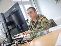 Ein Soldat am Rechner