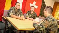 Soldaten besprechen sich an einem Tisch