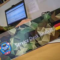 Ein Schidl vor einem Rechner