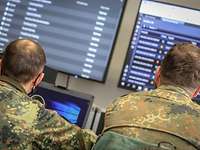 Bildschirme Soldaten schauen auf einen Bildschirm