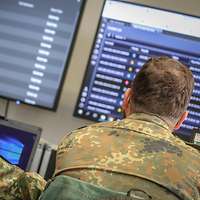 Soldaten schauen auf einen Bildschirm