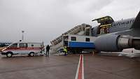 Eine Hebebühne an einem Flugzeug