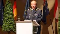 Ein Soldat steht an einem Rednerpult 