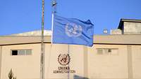 Die blaue Flagge der Vereinten Nationen weht auf Halbmast vor dem Gebäude der UN Assistance Mission Afghanistan.