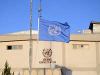 Flagge der Vereinten Nationen weht auf Halbmast vor dem Gebäude der UN Assistance Mission Afghanistan.