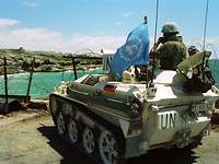 Soldat mit Fernglas auf einem militärischen Fahrzeug im Hafen von Mogadischu