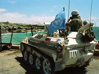 Soldat mit Fernglas auf einem militärischen Fahrzeug im Hafen von Mogadischu