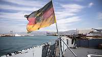 Bundesdienstflagge weht an Deck eines Schiffes, das im Hafen von Beirut liegt.