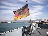Bundesdienstflagge weht an Deck eines Schiffes, das im Hafen von Beirut liegt.