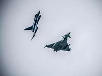 Anflug auf Ämari Ein britischer und ein deutscher Eurofighter bei Manövern in der Luft als gemischte Formation.
