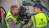Ein britischer und ein deutscher Techniker im Gespräch am Eurofighter. 