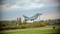 Eurofighter der RAF startet in Ämari Ein britischer Eurofighter startet vom Flugplatz in Ämari in Estland und fliegt knapp über dem Boden.