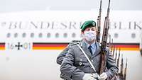 Soldaten des Wachbataillons vor einem A340 der Flugbereitschaft BMVg.