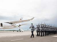 Auf dem Weg zum Flugzeug Protokollsoldaten in Heeresuniform marschieren auf dem Vorfeld des Regierungsterminals in Schönefeld.