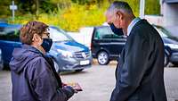 Die Verteidigungsministerin überreicht dem Leiter der WTD 52 ein Geschenk