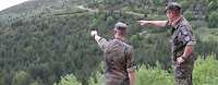 Blick in das Gelände in Kosovo Zwei Soldaten blicken in das Gelände