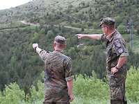 Blick in das Gelände in Kosovo Zwei Soldaten blicken in das Gelände