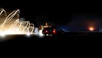 Ein heller Lichtschweif umgibt das unbekannte Fahrzeug