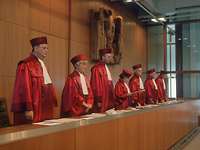 Personen in roten Roben stehen nebeneinander im Bundesverfassungsgericht