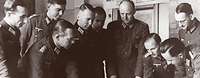 Henning von Tresckow in einer Lagebesprechung an der Ostfront