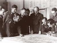 Besprechung an der Ostfront Henning von Tresckow in einer Lagebesprechung an der Ostfront