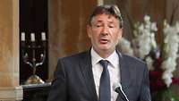 Oberbürgermeister Jann Jakobs steht am Rednerpult