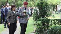 Generalleutnant Fritz mit seiner Ehefrau laufen gemeinsam auf dem Weg zur letzten Ruhestätte von Henning von Tresckow