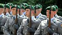 Soldaten des Wachbataillon stehen in der Ehrenformation