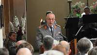 Generalleutnant Hans-Werner Fritz redet in der Bornstedter Kirche zu den geladenen Gästen