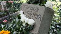 Gedenkstein mit Blumen