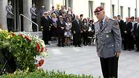 Generalleutnant Hans-Werner Fritz bei der Kranzniederlegung vor dem Kommandogebäude