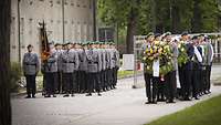Soldaten marschieren in Formation