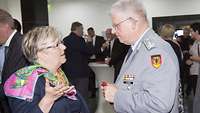 Frau von Tresckow-Bronke im Gespräch mit Oberst Dr. Mack