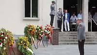 Generalleutnant Erich Pfeffer salutiert bei der Kranzniederlegung