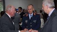 Generalmajor Poschwatta im Gespräch mit zwei Herren nach der Zeremonie