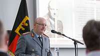 Der Generalleutnant Erich Pfeffer hält eine Rede