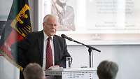 Winfried Nachtweih spricht zu den geladenen Gästen