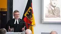 Der Militärpfarrer hält den Gottesdienst