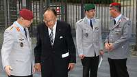 Generalleutnant Fritz empfängt Hans-Dietrich Genscher vor dem Kommandogebäude