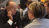 Bundesminister a.D. Hans-Dietrich Genscher im Gespräch mit einer Dame