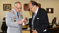 Generalleutnant Hans-Werner Fritz übergibt eine weiße Miniaturbüste von Friedrich dem Großen an Hans-Dietrich Genscher