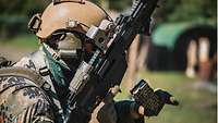 Ein Soldat schießt mit seinem Gewehr bei einem Schießtraining auf eine Schützenscheibe.