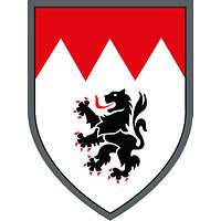 Oberer Teil rot gezackt, unten auf Silber ein aufsteigender, schwarzer Löwe mit roten Krallen